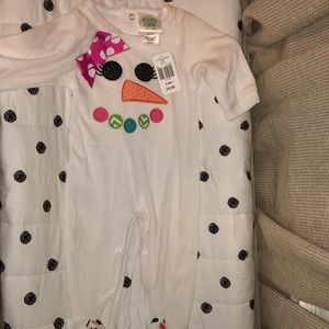 NWT snowman bow out fit